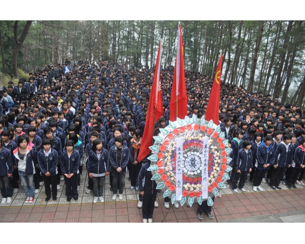 同学们在烈士墓前默哀